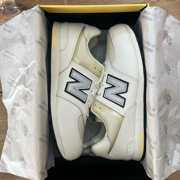 New Balance Conversations Amongst Us 574 - Picture 2 of 3